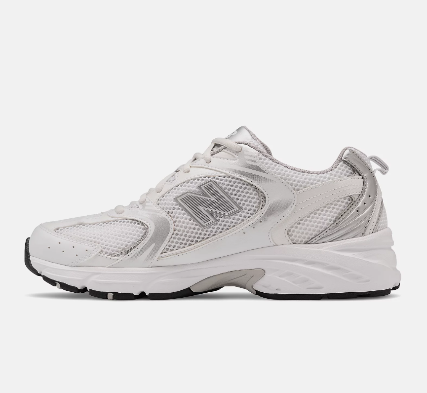 Junto al modelo 550 de New Balance, el 530 es uno de los que más vende la firma. Estas, disponibles en más de 15 colores y tejidos diferentes, cuestan 109,95 euros.