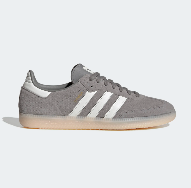 Corría el año 1950 y la zapatilla Samba de Adidas acababa de presentarse al mundo. 70 años después se convierten en una de las deportivas más vendidas del momento. Disponibles en Adidas por 110 euros.