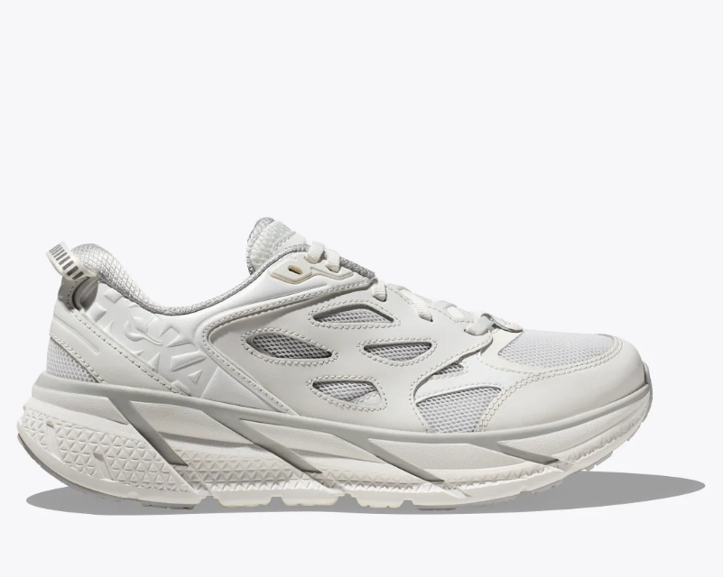 Aunque Hoka es conocida por tener algunas de las mejores zapatillas para senderismo o running, también cuentan con modelos de estilo de vida. Las Clifton L son unisex y cuestan 160 euros.