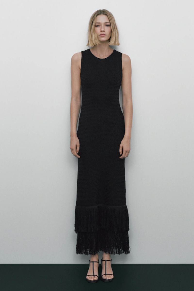 Vestido de puntos de edición limitada, de Massimo Dutti. Un modelo de estilo minimal con manga sisa y cuello redondo en el que la atención se centra en el bajo, con dos hileras de flecos. Precio: 169 €.