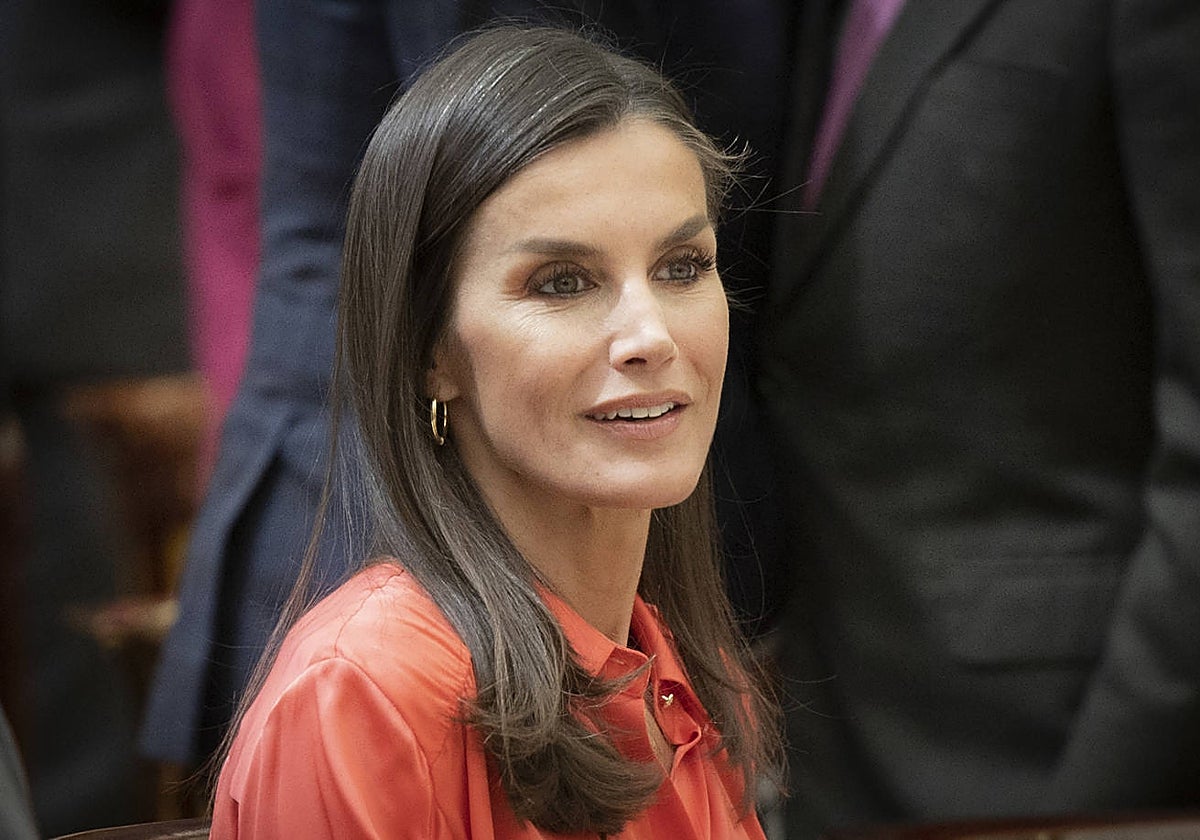 Doña Letizia en la entrega de los Premios Nacionales del Deporte, donde ha estrenado un bonito conjunto en color coral.