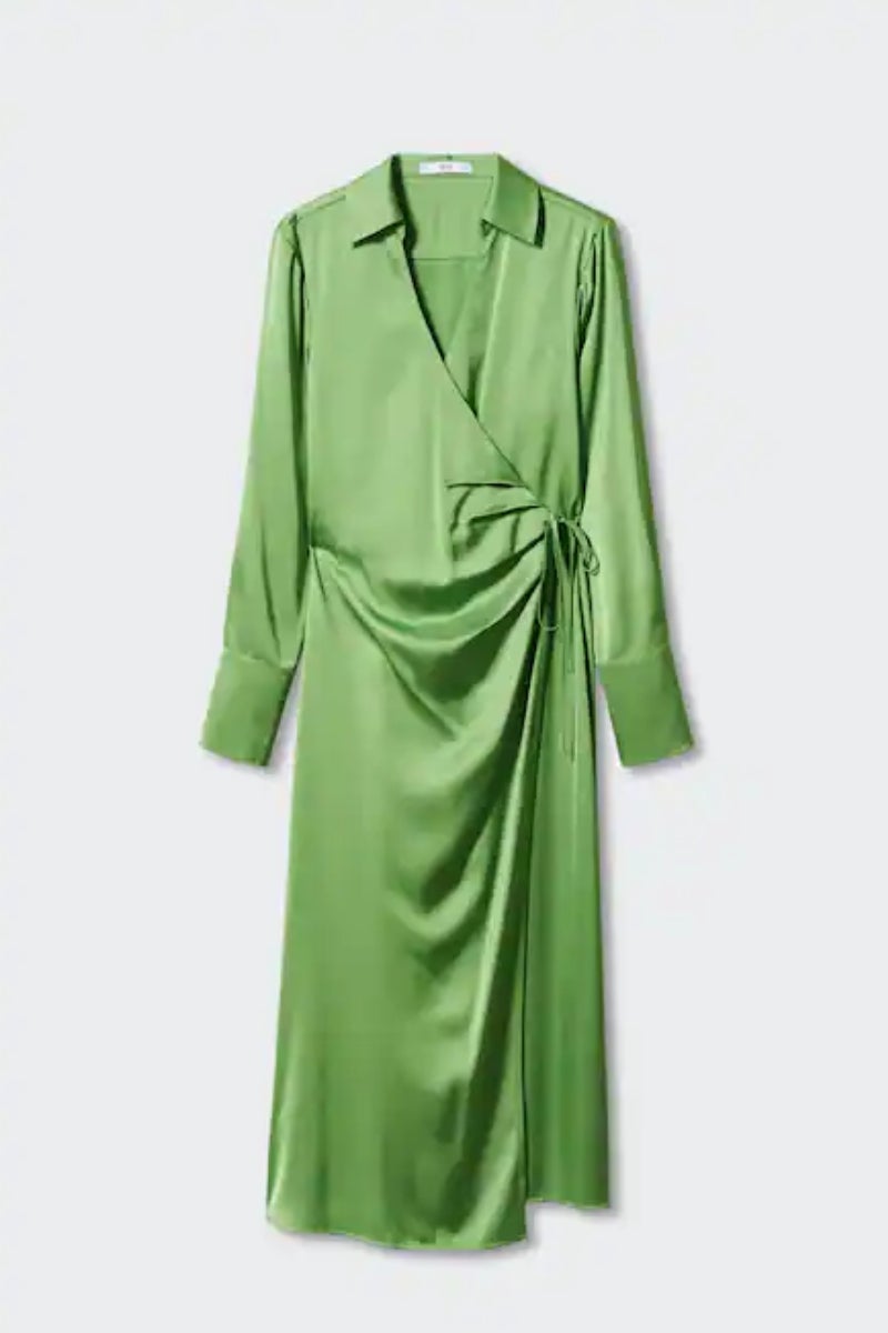 Working look. Vestido satinado verde de corte camisero y con un drapeado en el lateral, de Mango. Precio: 29.99€.