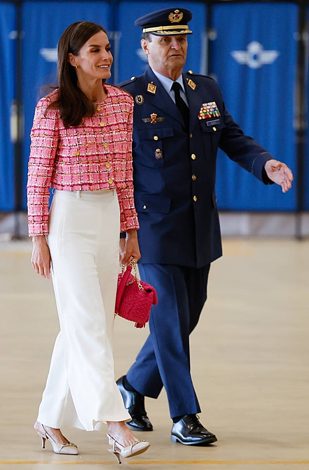 La reina acude a la base de Cuatro Vientos de Madrid, con un estilismo que inspirará a las madres de comunión.