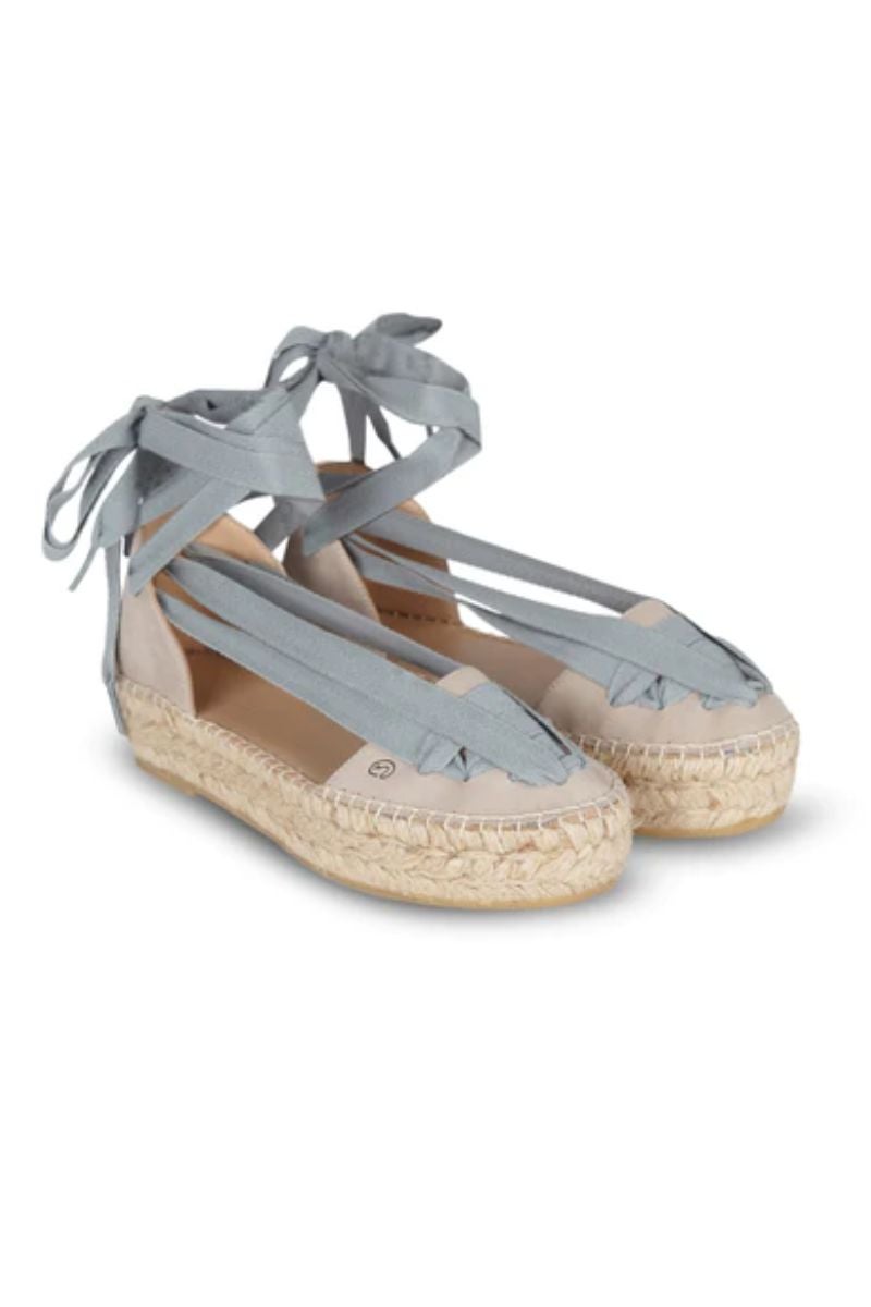 Alpargatas modelo 'Rodas', de Micuir. Precio: 119,95€. Realizadas en ante gris claro y lazos azules, posee una ligera plataforma de yute cosida a mano. Un indispensable en primavera y verano para combinar tanto con vestidos como con vaqueros.