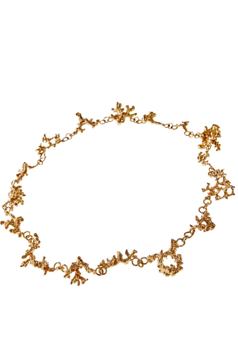 Collar Corallia Fluid de latón bañado en oro, de Aubarede 7. Precio: 435€. Inspirado en la belleza de los bosques submarinos, este colgante es perfecto para elevar hasta los estilismos más sencillos. Está hecho a mano y disponible en latón chapado en oro, plata reciclada y plata vermeil en oro reciclado.