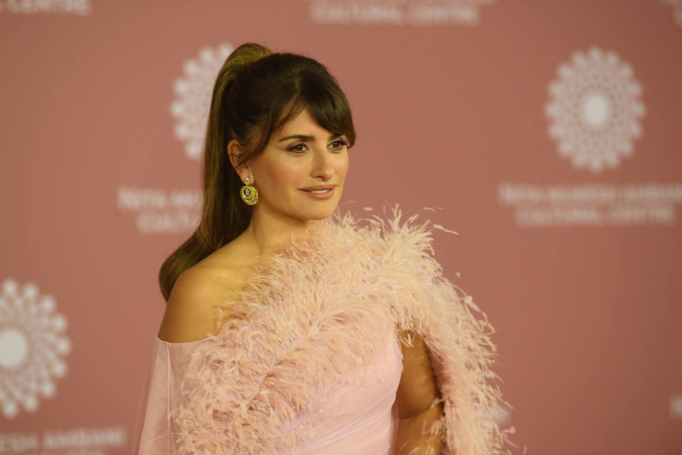 La coleta alta es un peinado sencillo y perfecto para eventos. Solo hay que darle un toque especial, por ejemplo, como Penélope Cruz, ondulando la punta y combinándolo con flequillo. 