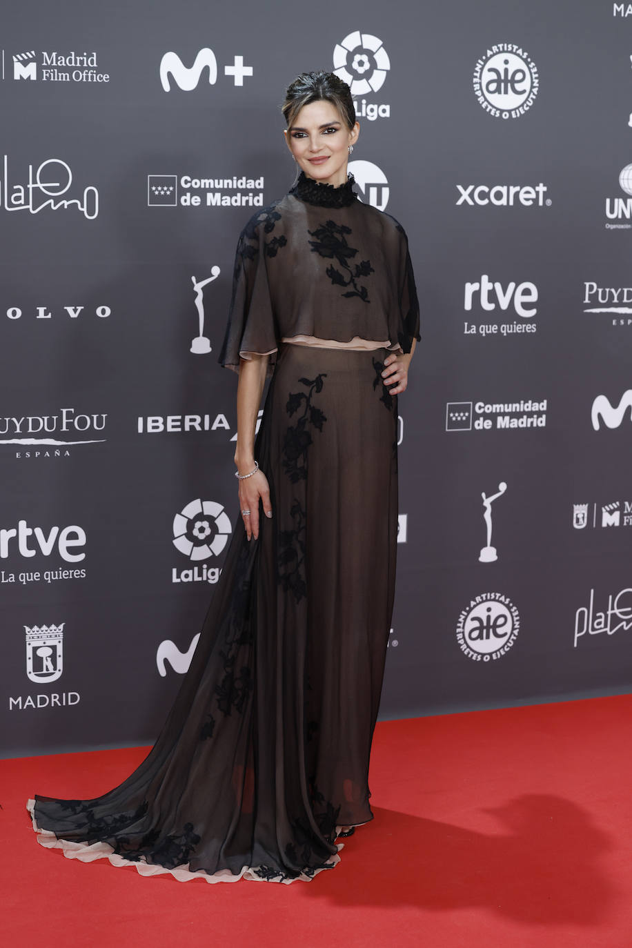 Clara Lago lució un elegante diseño de Dior: un vestido largo de muselina de algodón, con lencería segunda piel de poliamida de la colección Crucero 2023.