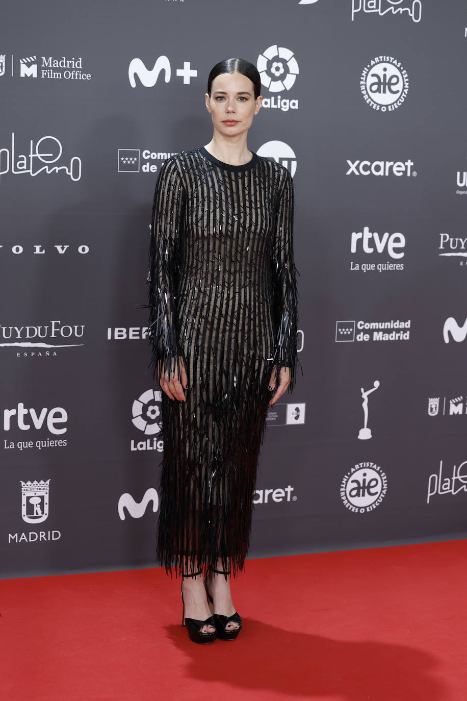 Laia Costa también optó por un vestido negro de largo midi. 