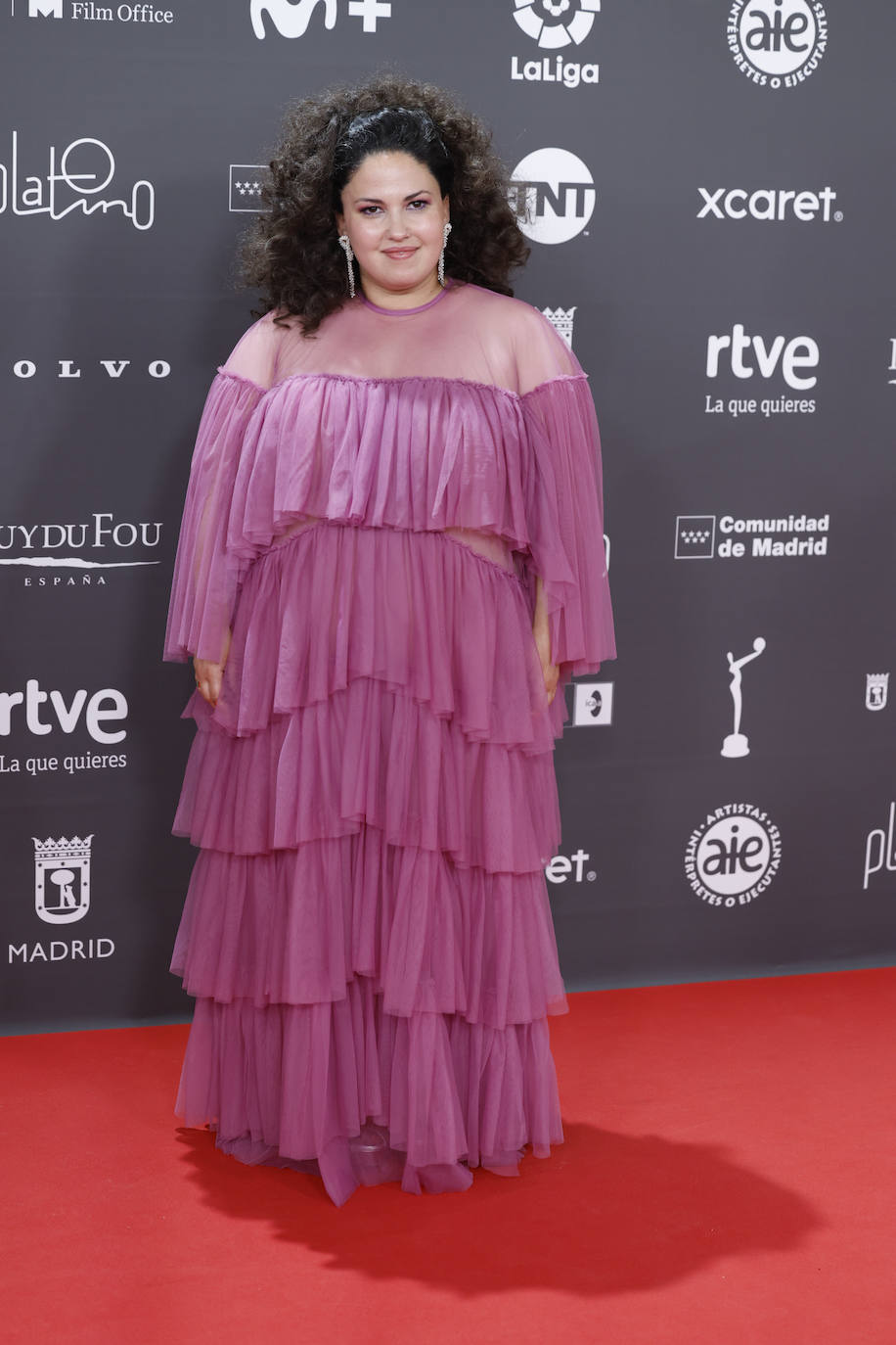 Laura Galán con un vestido malva de volantes. 