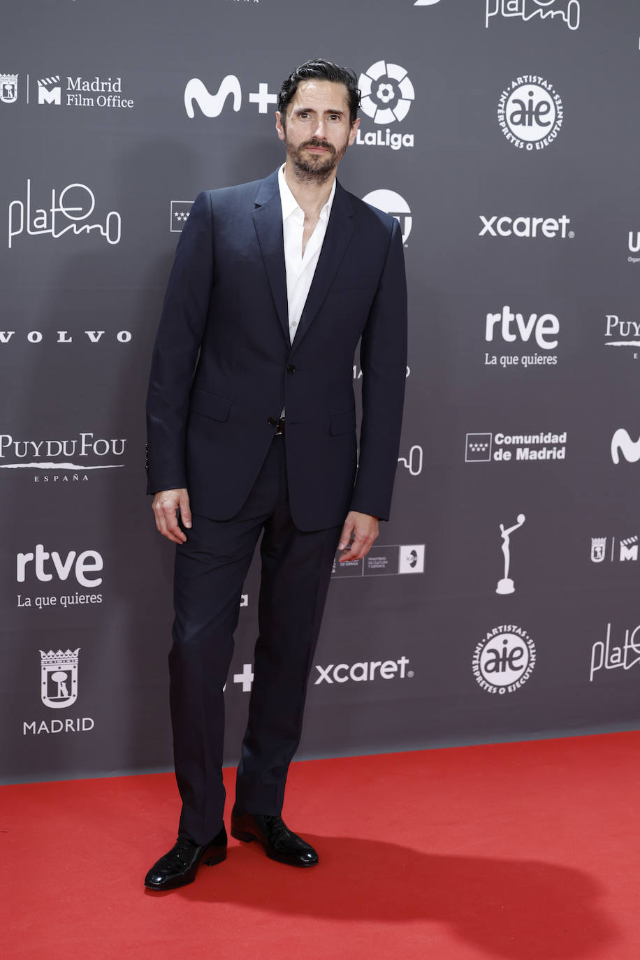 Juan Diego Botto eligió un traje de la colección masculina Dior de lana negra con solapa de muesca, camisa blanca de algodón de cuello clásico, corbata de seda negra, cinturón de cuero y derbies de piel negros.