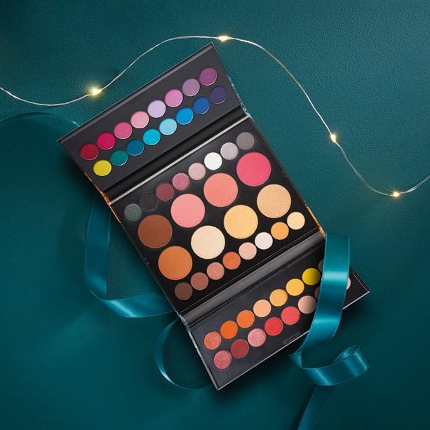 Paleta de maquillaje Avon Big Pro (32,99 €). Incluye 48 sombras, 3 coloretes, 2 bronceadores y 2 iluminadores. Mide 19,1 x 15,6 x 1,8 cm, cerrada.