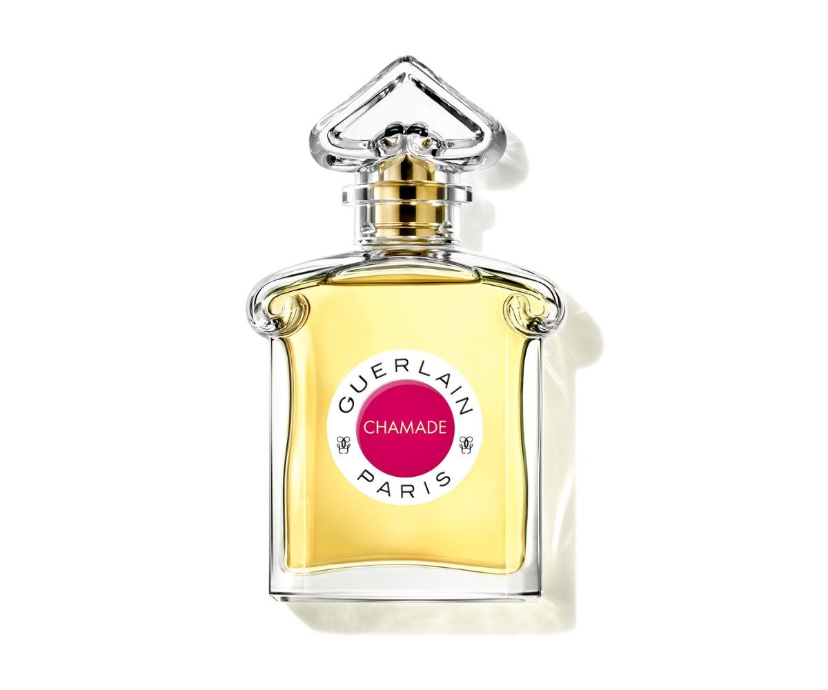 Chamade Eau de Toilette de Guerlain (120 €, 75 ml). A finales de los años 60, Guerlain creó este perfume con carácter que desafiaba los códigos de la época. Floral, ambarino y verde, estaba dedicado a la mujer libre y combinaba por primera vez el toque afrutado de los brotes de grosella negra con una armonía dinámica de jacinto y gálbano, sobre un fondo de vainilla.