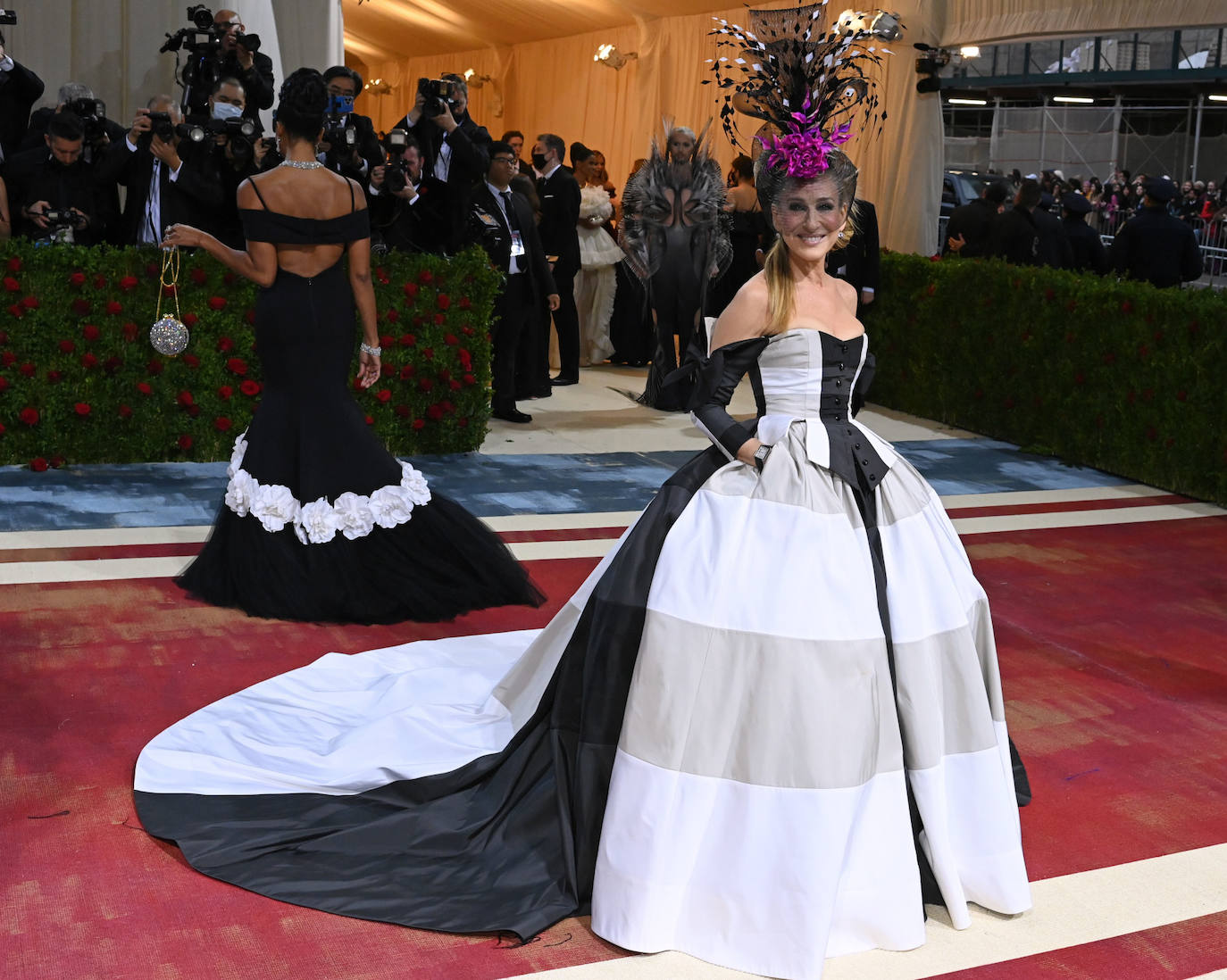 Sarah Jessica Parker en la Gala Met 2022 con vestido bicolor en blanco y negro de John Rogers y tocado XXL. 