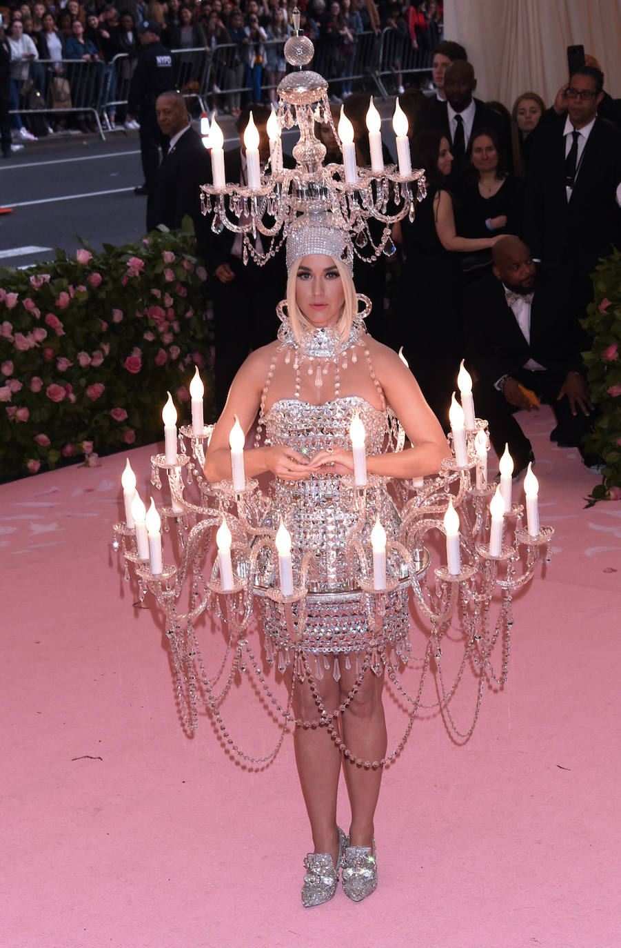 Katy Perry en la Gala Met 2019 de Moschino con un look candelabro imposible de calificar. 