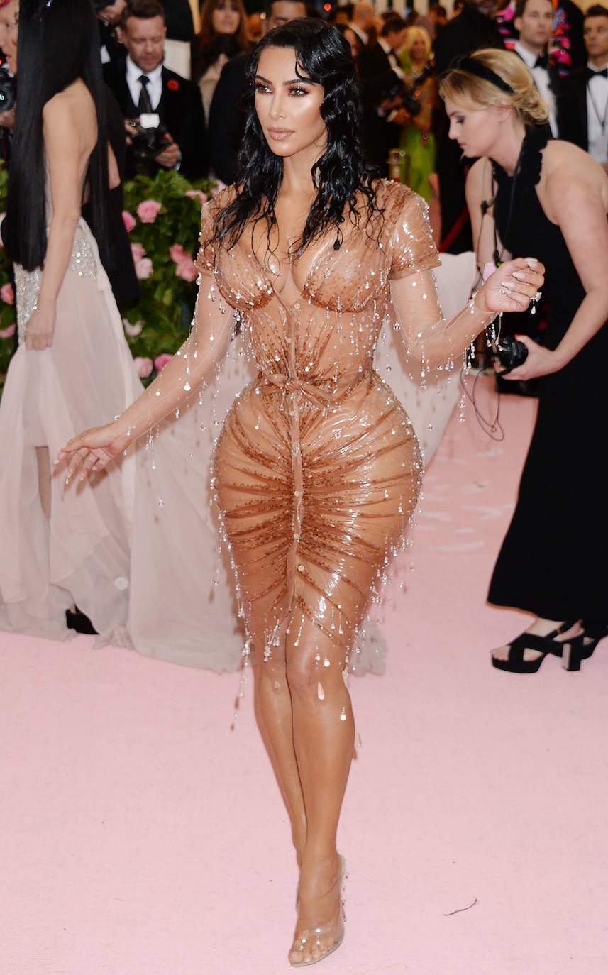 Kim Kardashian en la Gala Met 2019 con un vestido con efecto 'mojado', de color beige y salpicado de cristales a modo de gotas. Era de Thierry Mugler. 