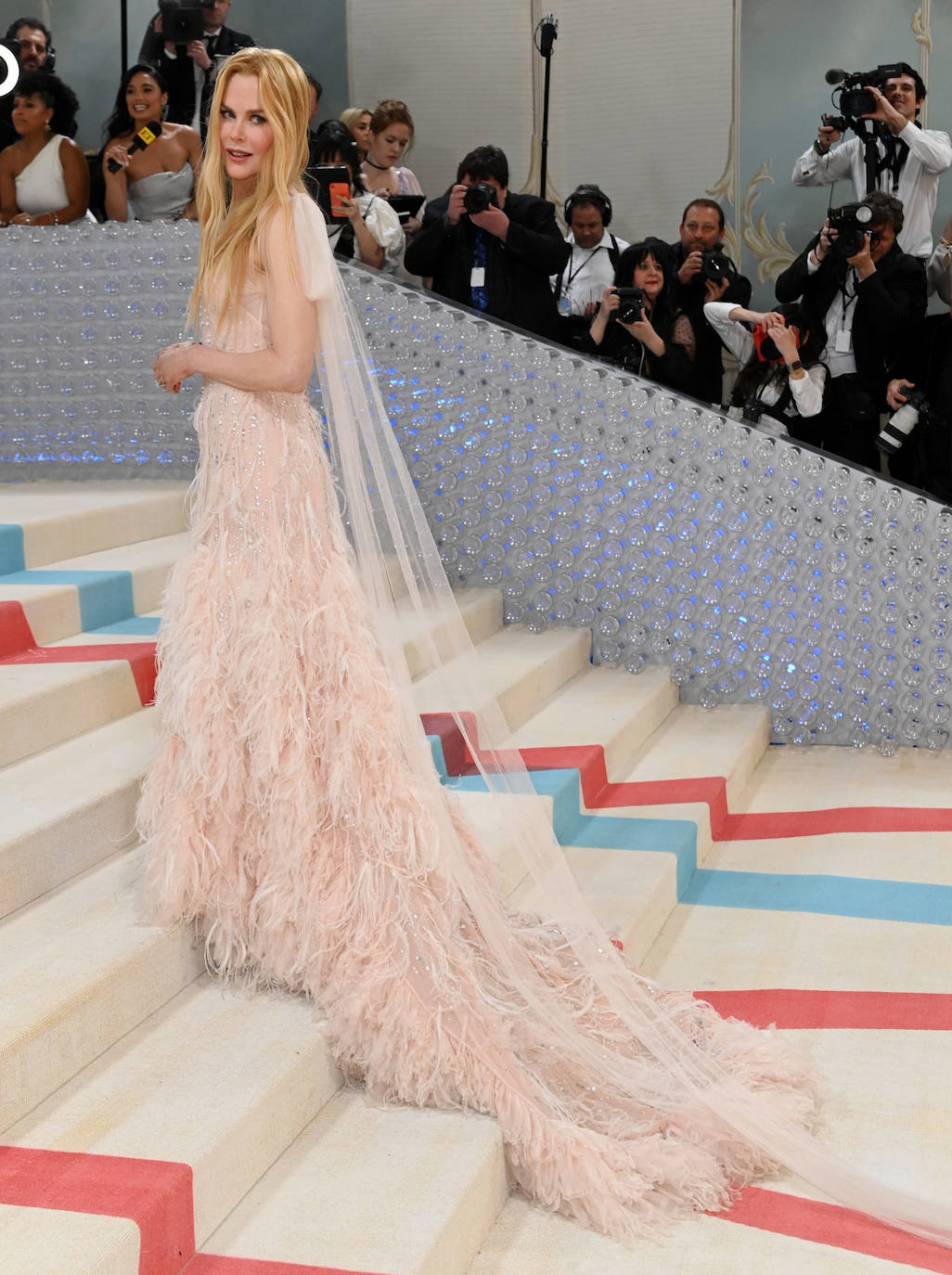 Nicole Kidman en la Gala Met. La actriz decidió volver a utilizar un vestido que llevó en un anuncio para un perfume de Chanel de 2004, dirigido entonces por Baz Luhrmann. El diseño en rosa pálido llevaba más de 250 plumas y 3.000 critales.