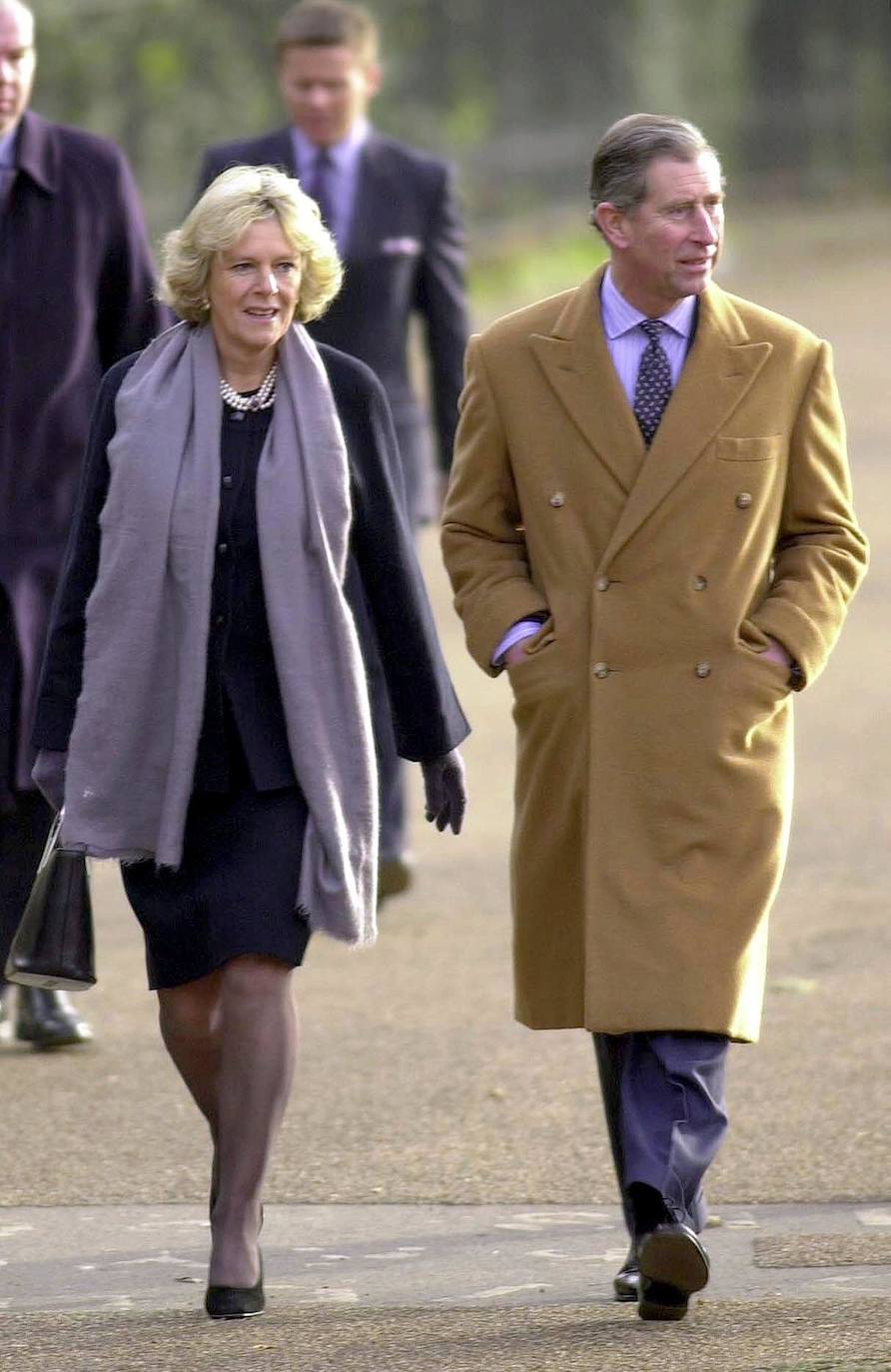 Tras oficializarse la relación con el entonces príncipe de Gales, Camilla con traje de chaqueta y blazer. 