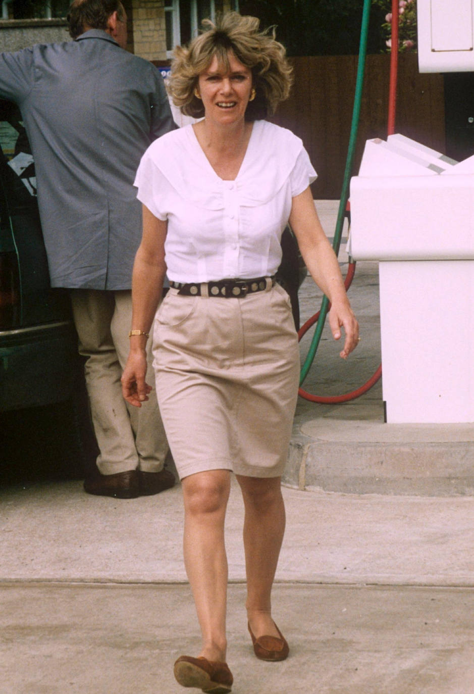 Otro look de los 90, Camilla con falda, camisa y mocasines. 