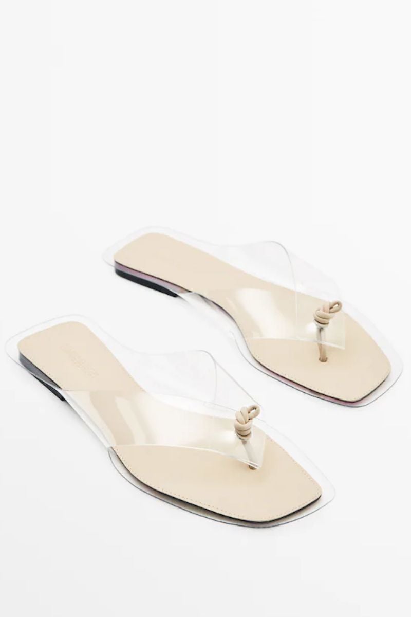 Sandalias de edición limitada, de Massimo Dutti. Confeccionadas en vinilo y piel, su corte sencillo y minimalista hace de ellas un imprescindible en el armario veraniego para todo tipo de estilismos. Precio: 89€.
