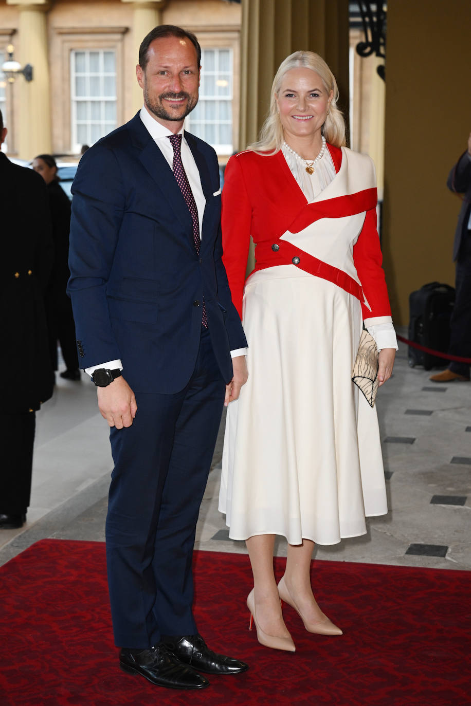 Mette-Marit de Noruega ha lucido una falda blanca con vuelo y una original chaqueta de Alexander McQueen que combinaba el blanco y el rojo. 