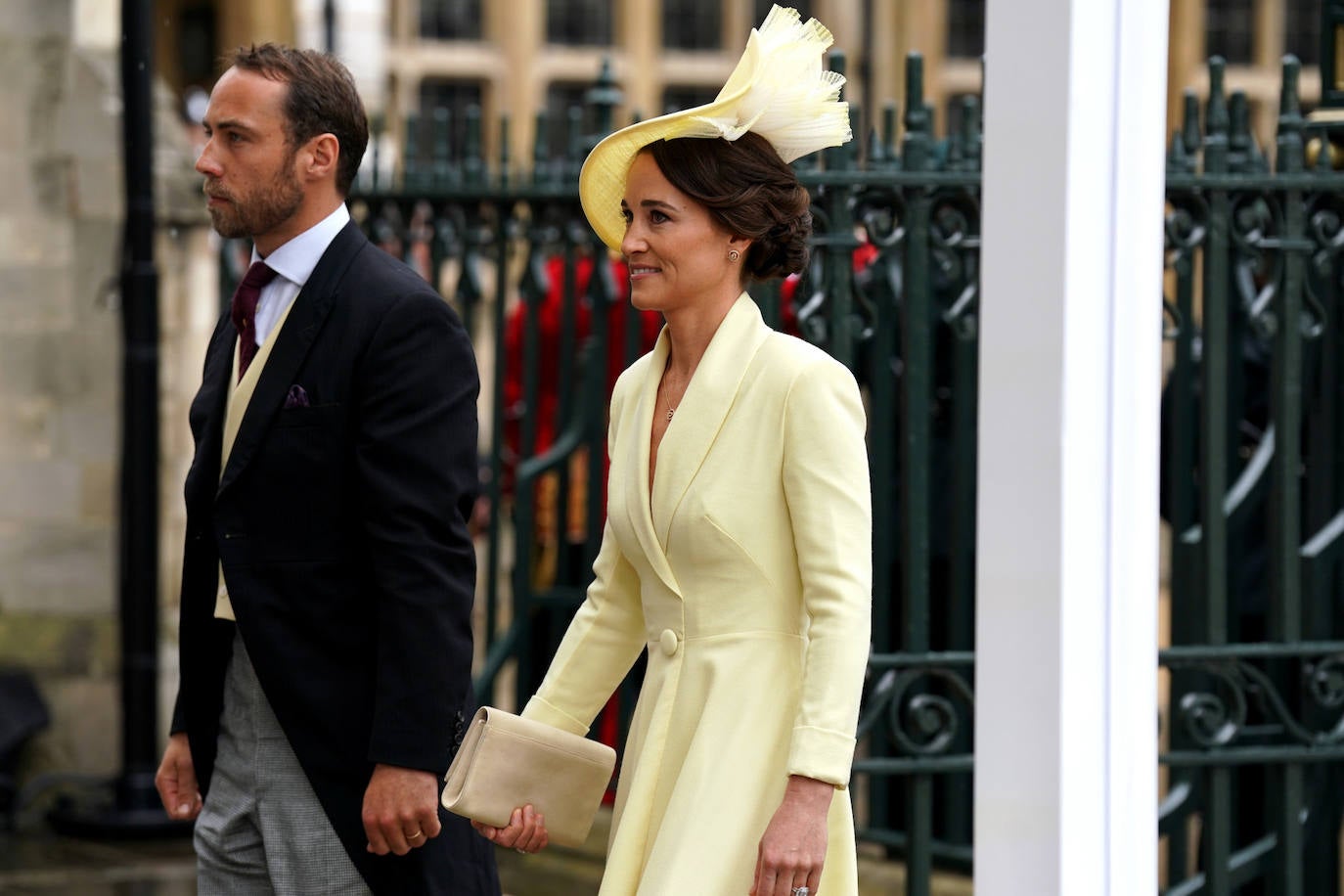 Pippa Middleton, hermana de la princesa de Gales, ha elegido un estilismo en color amarillo pastel, formado por un abrigo-vestido de Claire Mischevani y un tocado de Jane Taylor London. 