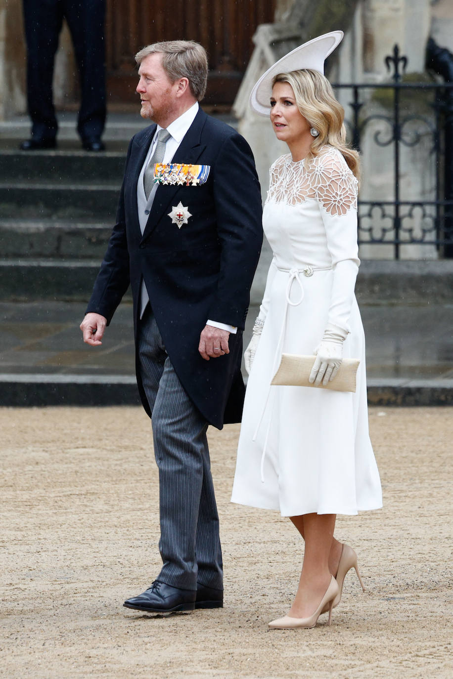 El rey Guillermo y Máxima de Holanda. Ella ha elegido un vestido de color blanco del diseñador Jan Taminiau, con complementos en beige. 