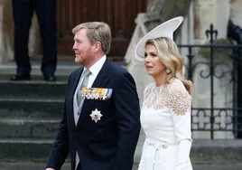 Máxima de Holanda, elegante y discreta en la coronación de Carlos III con un vestido blanco