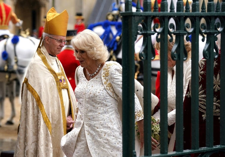 Camila se convierte en reina con un vestido blanco de alta costura.