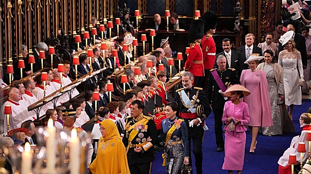 La Reina Letizia, con vestido espectacular de color rosa y un original tocado en la coronación de Carlos III