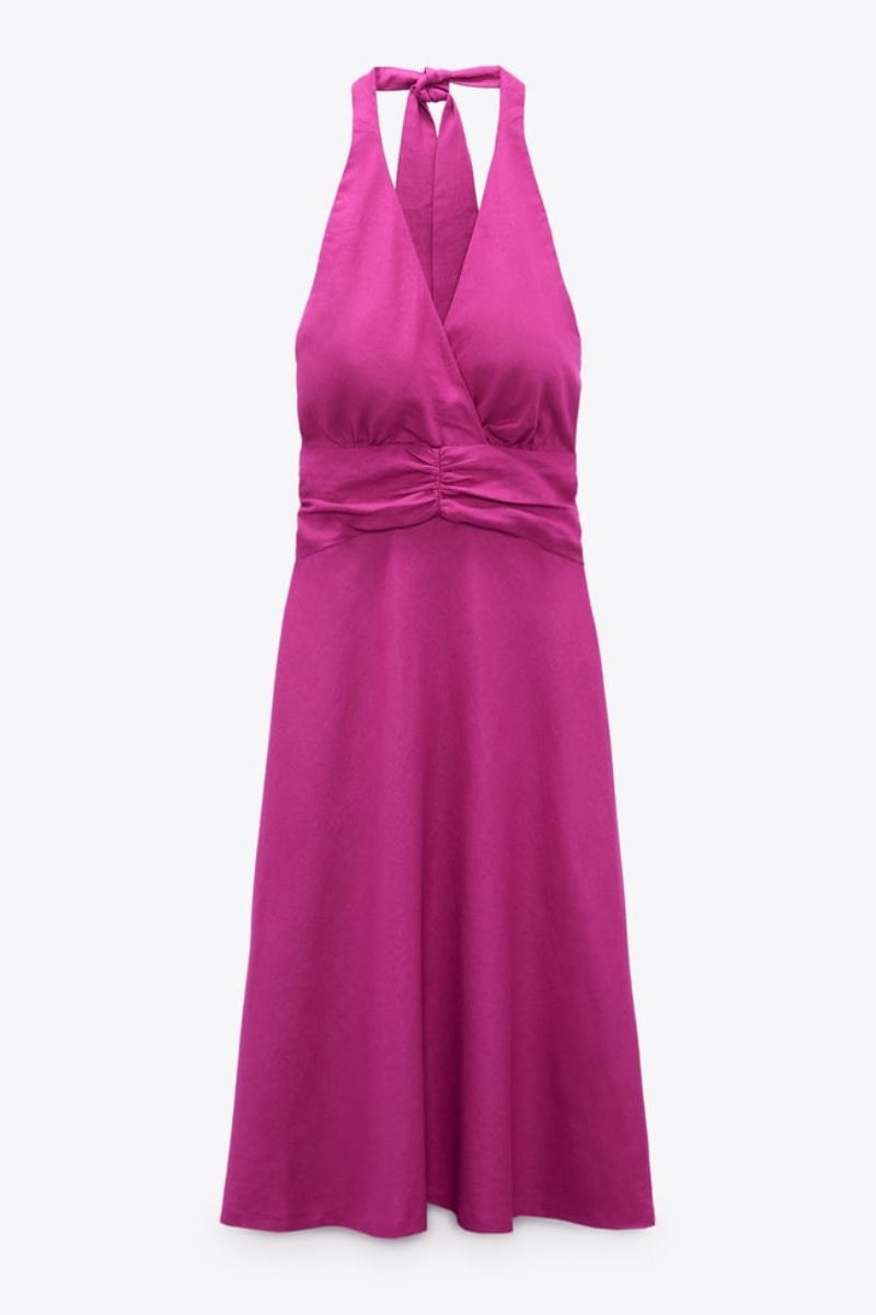 Zara. Vestido confeccionado con tejido en mezcla de lino, escote halter con lazada en cuello y bajo en evasé. Un modelo que puede servir para el día o la noche en función de los accesorios que se le añadan. Precio: 39,90€.