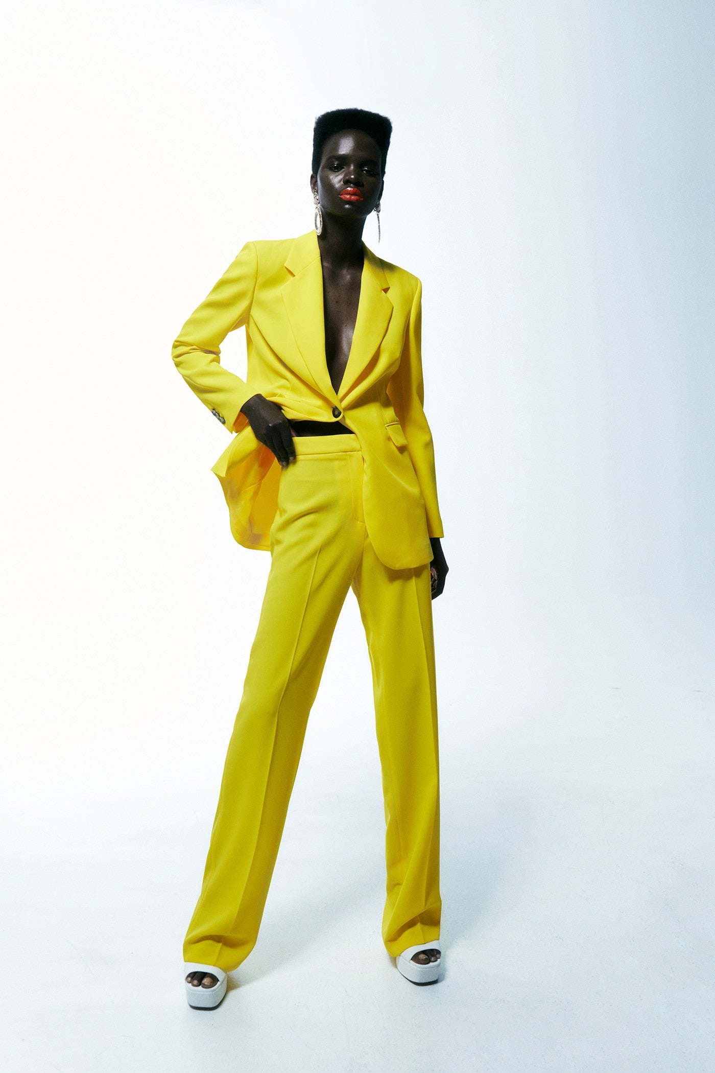 Traje de Sfera en amarillo. Chaqueta 59,99 euros y pantalón 35,99 euros. 