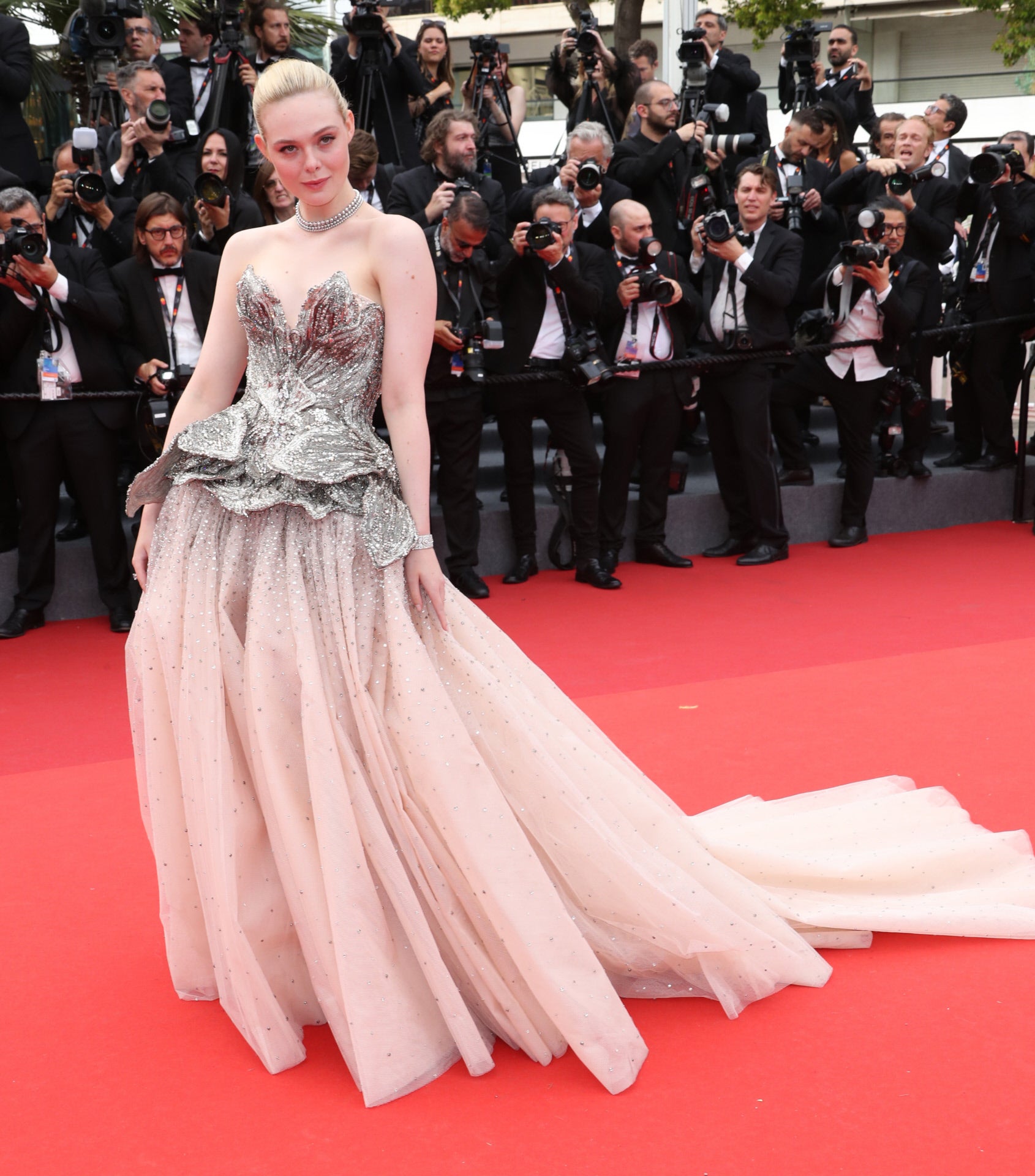 Elle Fanning eligió un vestido de Alexander McQueen hecho a medida que destaca por la pedrería que adorna el corsé. 