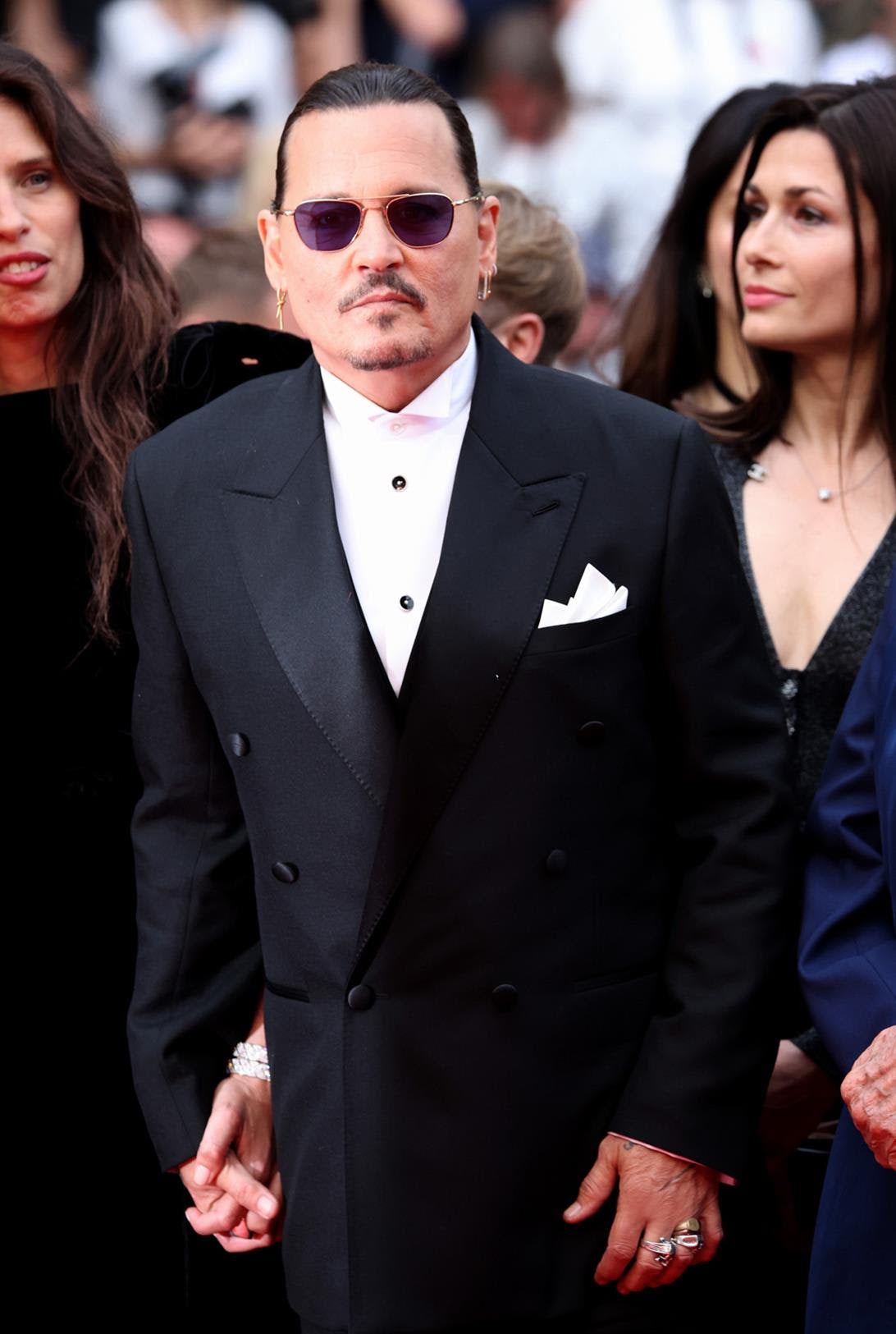 Johnny Depp también apostó por Dior  y en este caso lució un esmoquin negro con solapa y pico cruzado que combinó con una camisa blanca y un pañuelo de bolsillo. 