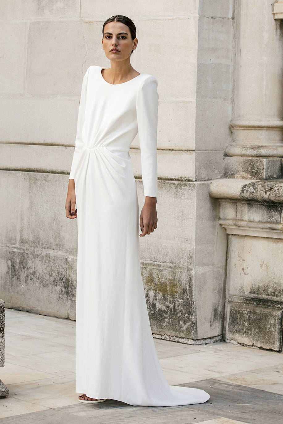 Vestido de novia con pliegues de Colour Nude. 1500 euros. 