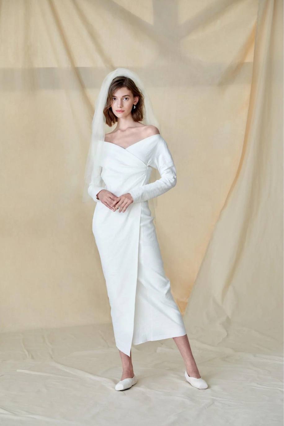 Vestido de Cortana de corte midi y escote drapeado. 