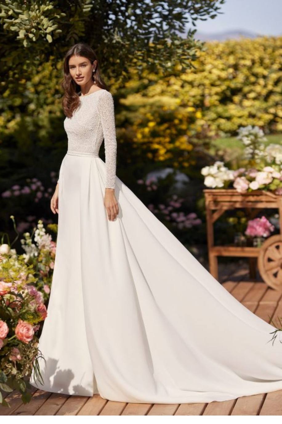 Vestido largo con cuerpo de encaje de Rosa Clará. 