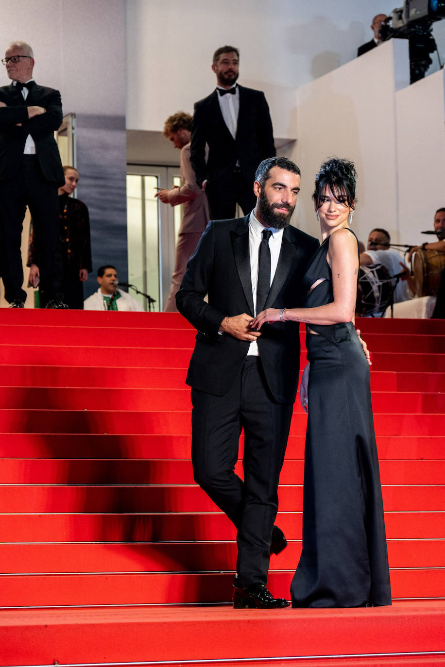 Dua Lipa posó junto a su pareja, Romain Gavras, con un vestido negro de Celine. 