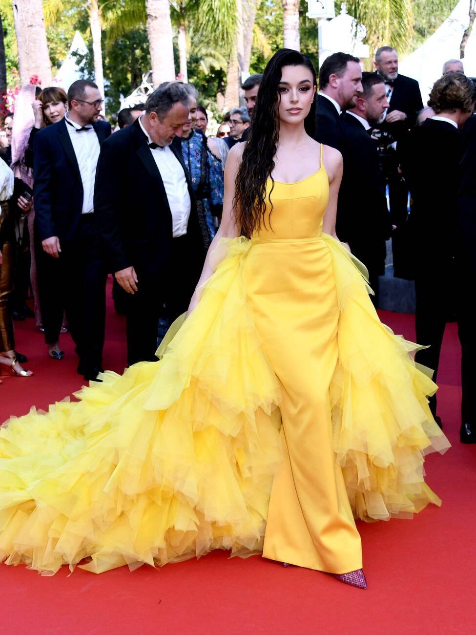 Marta Díaz deslumbró en Cannes con un llamativo vestido amarillo recto del que salía una capa de tul y volantes de Lorenzo Caprile. Lo combinó con joyas de Swarovski y zapatos de pedrería en tono fucsia de la marca Le Silla.