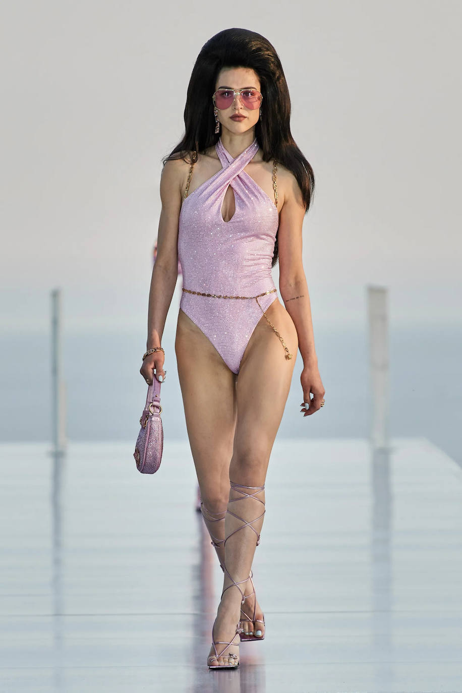 Desfile en Cannes de la nueva colección de Dua Lipa y Versace, 'La Vacanza'.