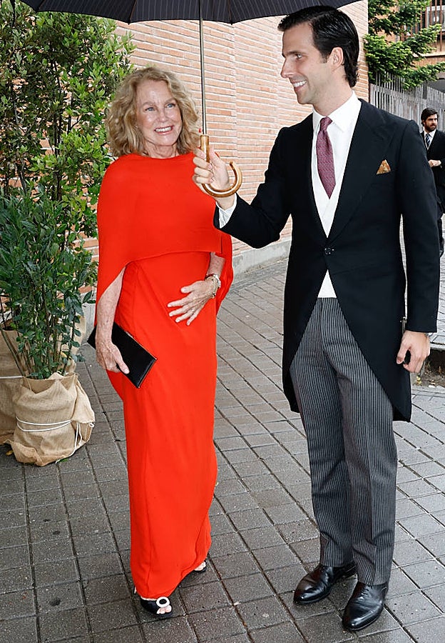 María Suelves lució un elegante vestido rojo.