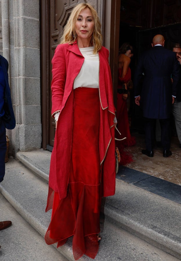 María de Mora de rojo, en la boda de Kiko Matamoros y Marta López.