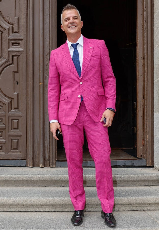 Raúl Castillo con traje fucsia en la boda de Kiko Matamoros y Marta López.