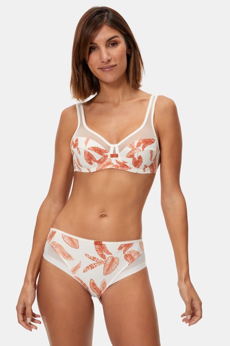 Dim. Sujetador con aros, tirantes XXL, transparencias y estampado de palmeras; ideal para las mujeres con mucho pecho. Braguitas de cintura media  confeccionadas en microfibra y tul. Precios: 41,99€ y 21,99€ respectivamente.