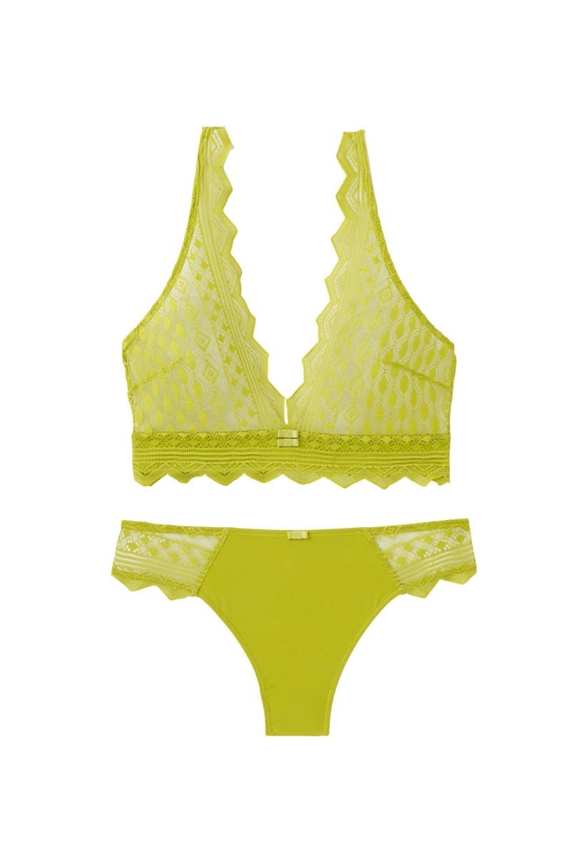 Etam. Conjunto de bralette y tanga con encaje y mezcla de diferentes tejidos para dar forma a la silueta, abrazándola suavemente. Perfecto para lucir con vestidos. C.P.V.