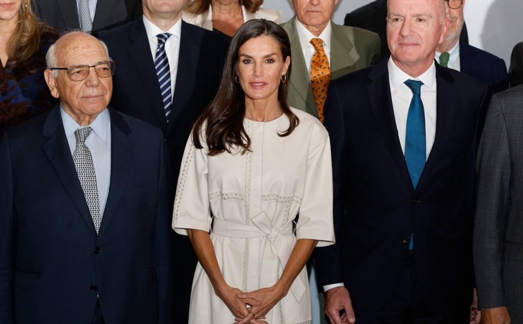 Imagen principal – Doña Letizia durante la reunión del Patronato de la Fundación Juventud FAD
