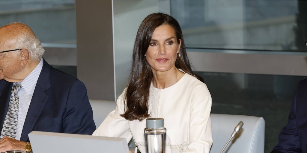 Queen Letizia adelanta el verano repitiendo vestido blanco de Massimo Dutti