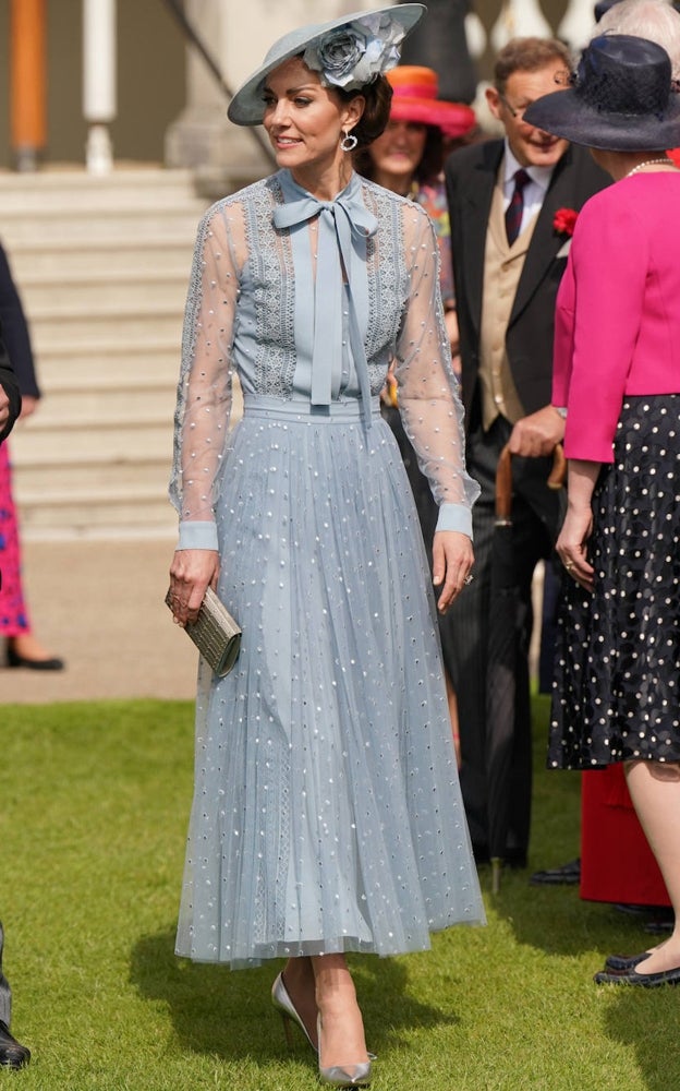 Kate Middleton luce un vestido azul.