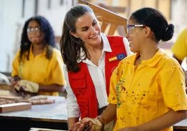 Botas Panama Jack y chaleco: el uniforme de trabajo de la reina Letizia en Colombia