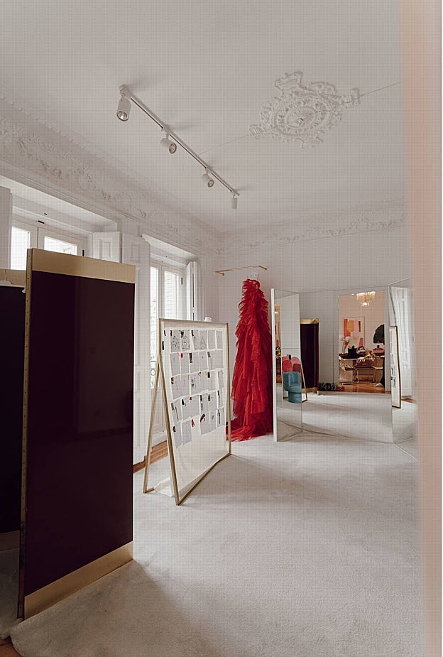 Sala de pruebas de la casa taller de Redondo Brand con un diseño de volantes en homenaje a Lola Flores.