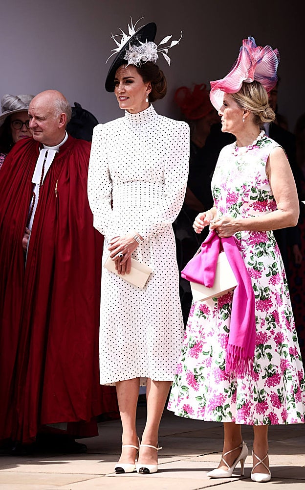 Kate Middleton con un vestido de lunares de largo midi.